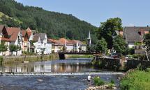 Mitten durch Wolfach fließt die Kinzig, stellenweise lässt es sich gut am Flussufer sitzen. 